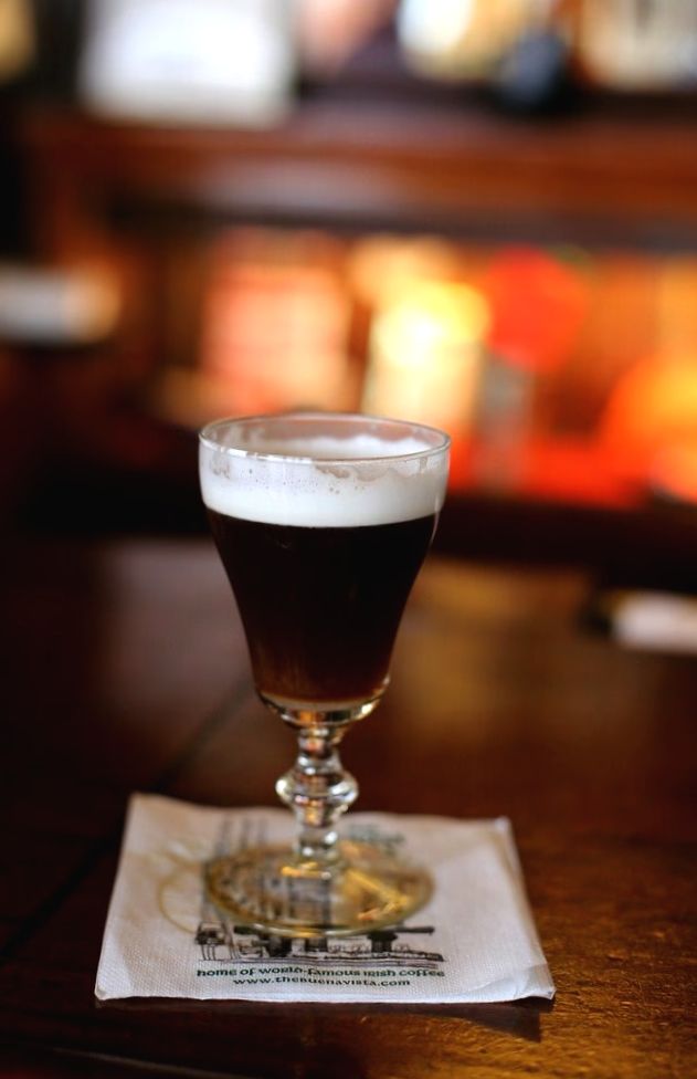 Bliższe spojrzenie na klasyczne koktajle kawowe: Irish Coffee