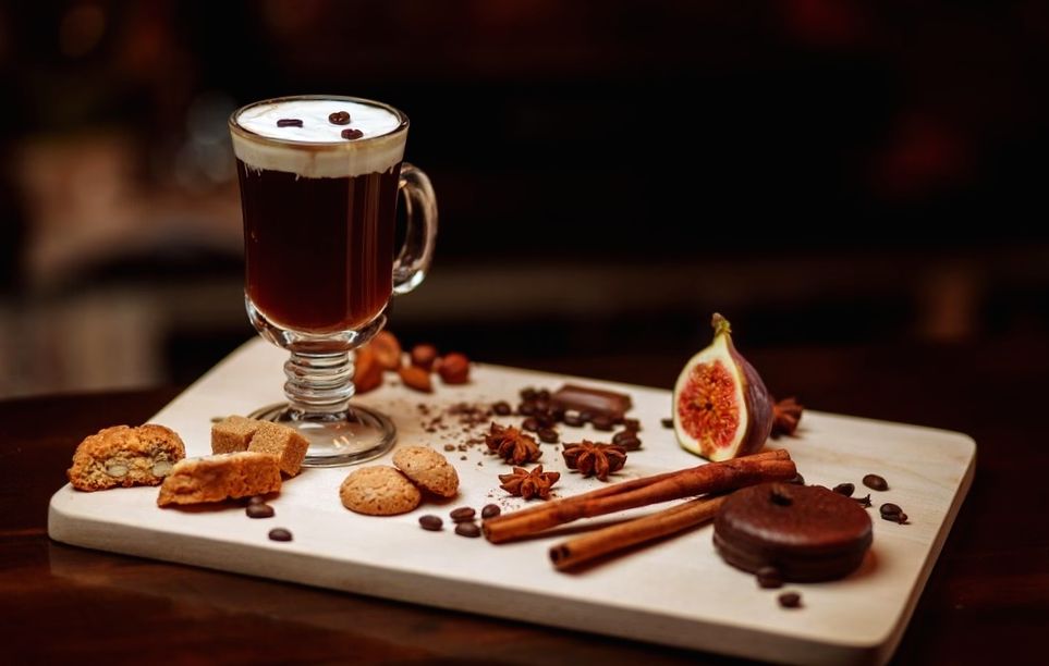 Bliższe spojrzenie na klasyczne koktajle kawowe: Irish Coffee