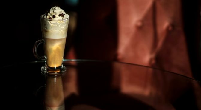 Bliższe spojrzenie na klasyczne koktajle kawowe: Irish Coffee