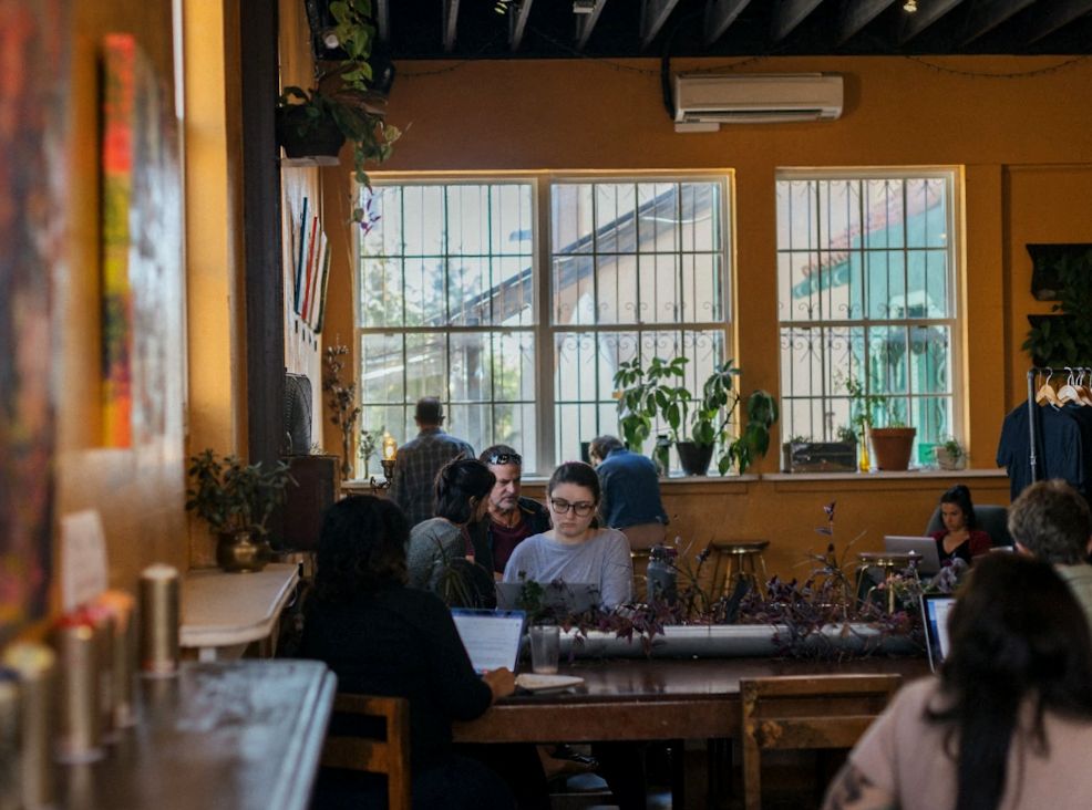 Jak palarnie kawy mogą pozostać dochodowe, jednocześnie służąc swojej społeczności