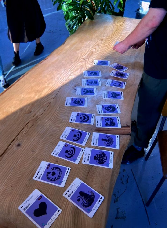 Rozwijaj swoje umiejętności latte art z nową grą karcianą „Throw It Down"