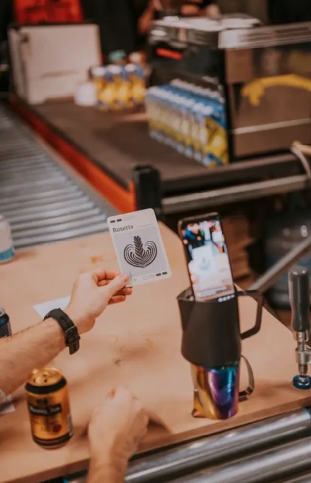 Rozwijaj swoje umiejętności latte art z nową grą karcianą „Throw It Down"