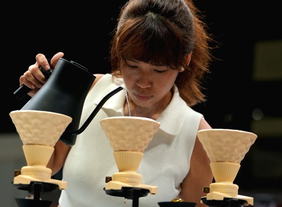 Mieszać, zamieszać czy zostawić kożuszek: Czy kawa specialty ma już ustalone zasady?