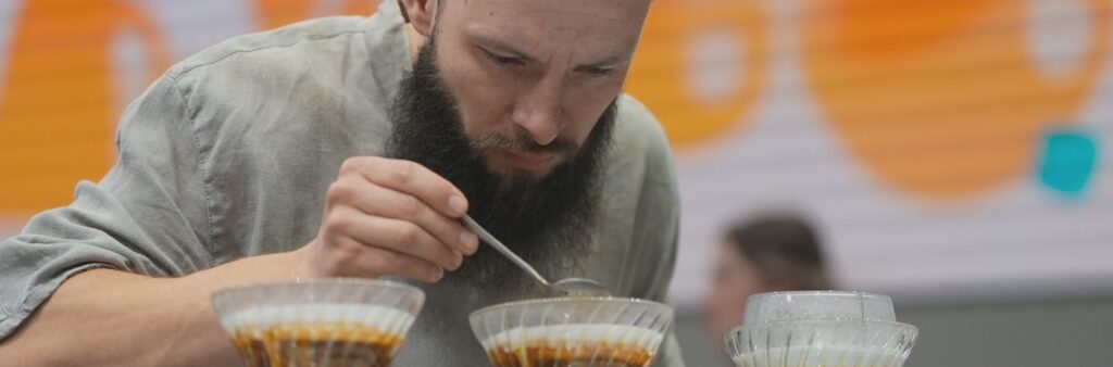 Mieszać, zamieszać czy zostawić kożuszek: Czy kawa specialty ma już ustalone zasady?