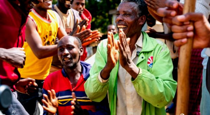 Kawowe Pieśni w Etiopii: Jak Śmiech i Rytm Tworzą Doskonałą Kawę