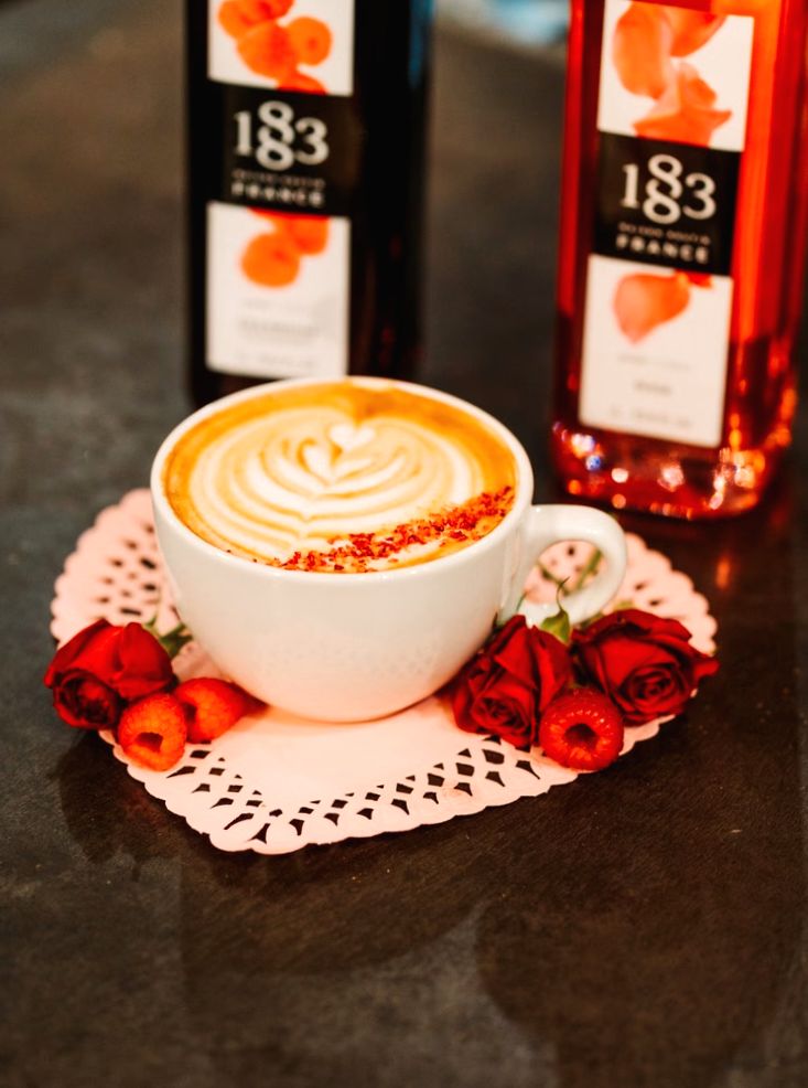 Świętuj sezon miłości: Walentynkowe specjały od 5 mistrzów baristyki